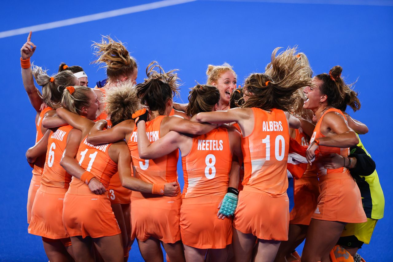 الفريق الهولندي يحتفل بفوزه بذهبية هوكي السيدات في ألعاب طوكيو يوم الجمعة . تصوير: حمد محمد - رويترز.