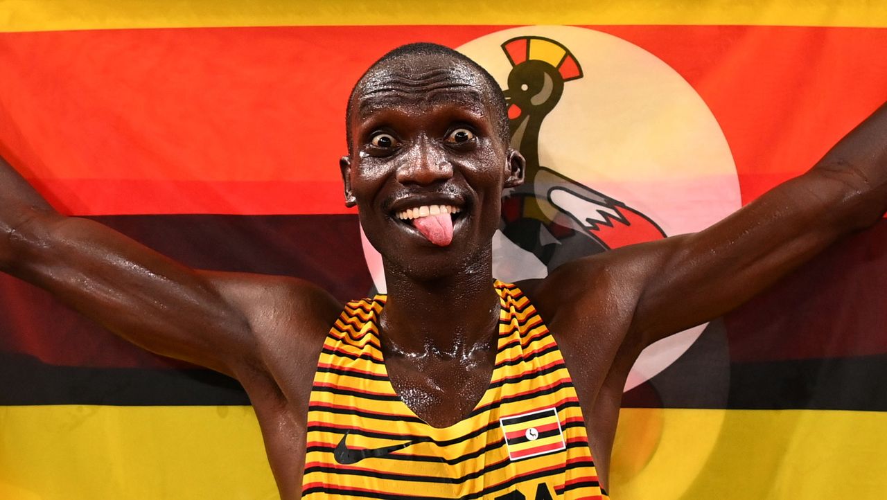 الأوغندي جوشوا تشيبتيجي يحتفل بفوزه بذهبية سباق خمسة آلاف متر للرجال ضمن منافسات ألعاب القوى في أولمبياد طوكيو يوم الجمعة. تصوير: ديلان مارتينيز - رويترز.