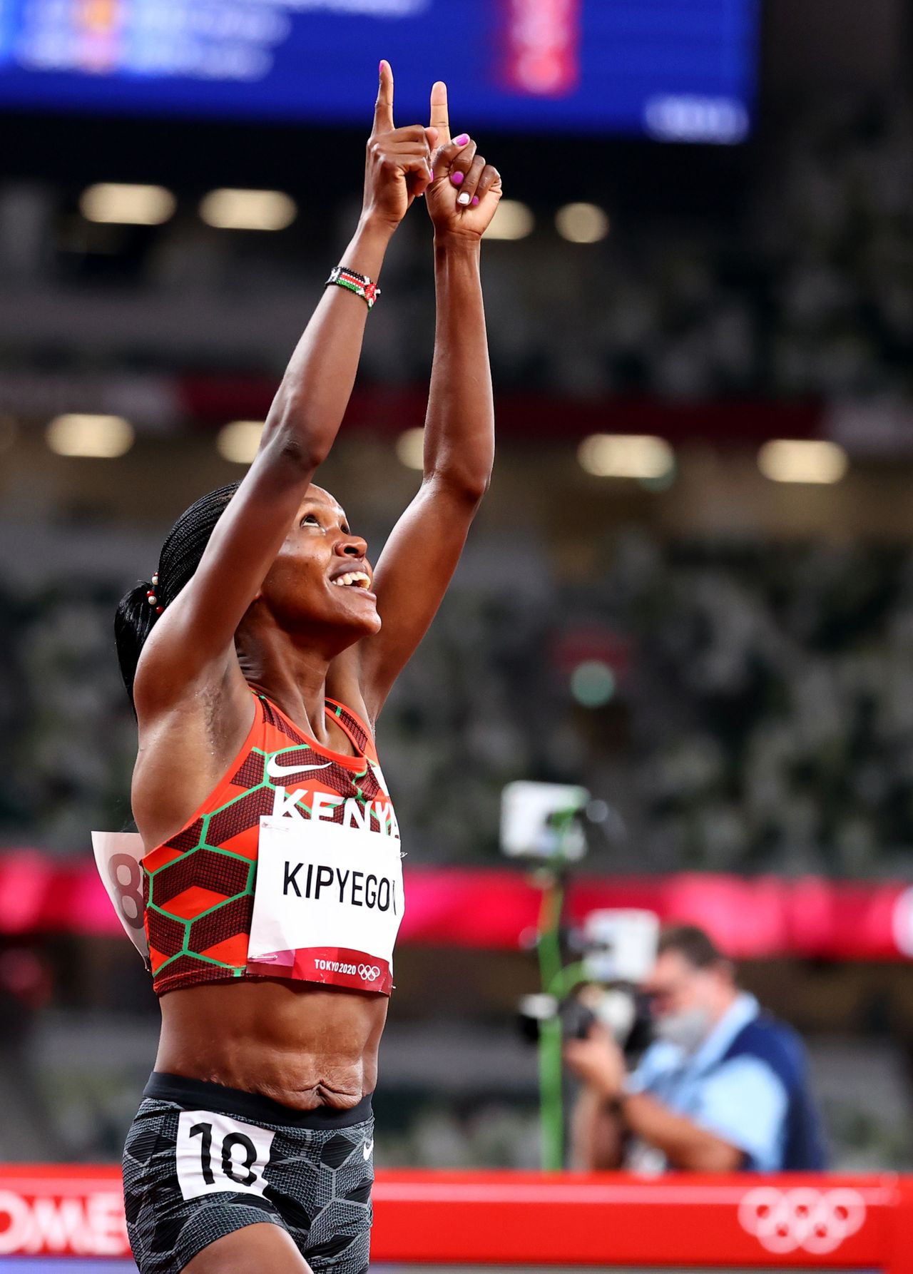 العداءة الكينية فيث كيبيجون تحتفل بفوزها بذهبية سباق 1500 متر للسيدات ضمن منافسات ألعاب القوى في أولمبياد طوكيو يوم الجمعة. تصوير: لوسي نيكولسون - رويترز.