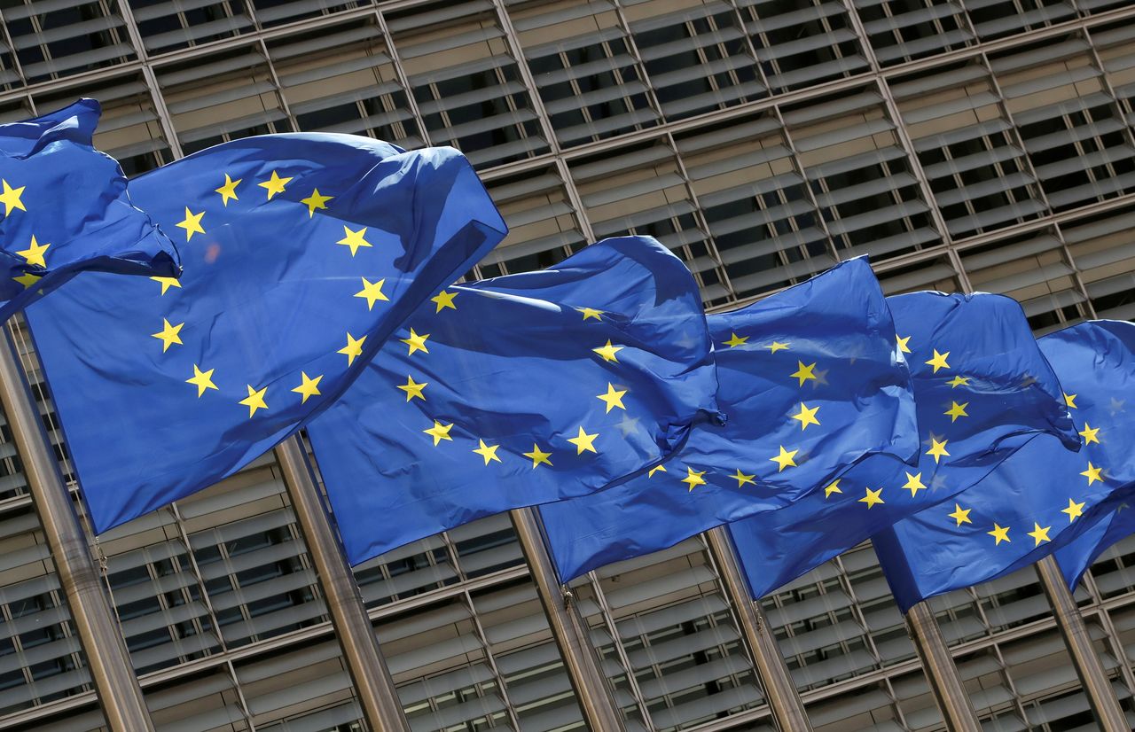 أعلام الاتحاد الأوروبي ترفرف خارج مقر المفوضية الأوروبية في بروكسل يوم الخامس من مايو ايار 2021. تصوير: إيف هيرمان - رويترز.