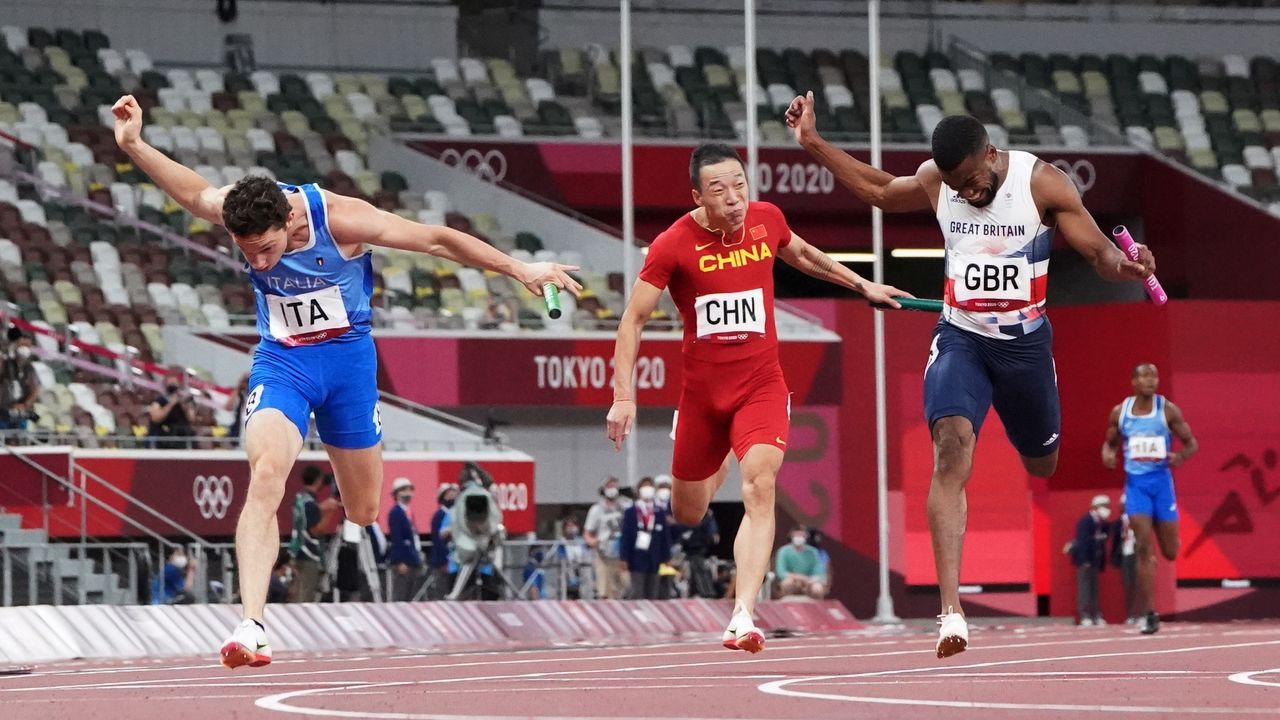 أعضاء فريق إيطاليا ينهون سباق التتابع أربعة في 100 متر للرجال ضمن منافسات ألعاب القوى في أولمبياد طوكيو يوم الجمعة. تصوير: لوسي نيكلسون - رويترز.