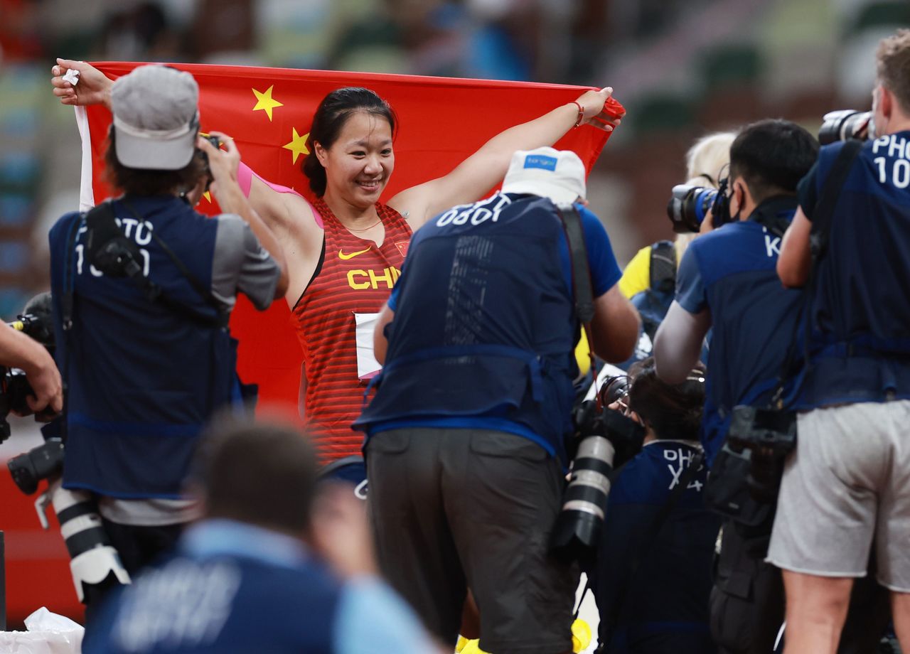 الصينية ليو شي ينغ تحتفل بفوزها بذهبية رمي الرمح للسيدات في ألعاب القوى بأولمبياد طوكيو يوم الجمعة. تصوير: كاي فافنباخ - رويترز.