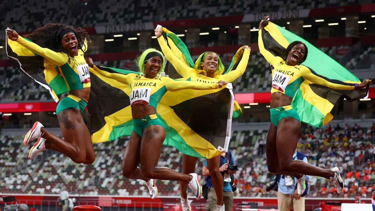 فريق جاميكا في سباق التتابع أربعة في 100 متر للسيدات يحتفلن بالفوز بالميدالية الذهبية في أولمبياد طوكيو يوم الجمعة. تصوير: كاي فافنباخ - رويترز.