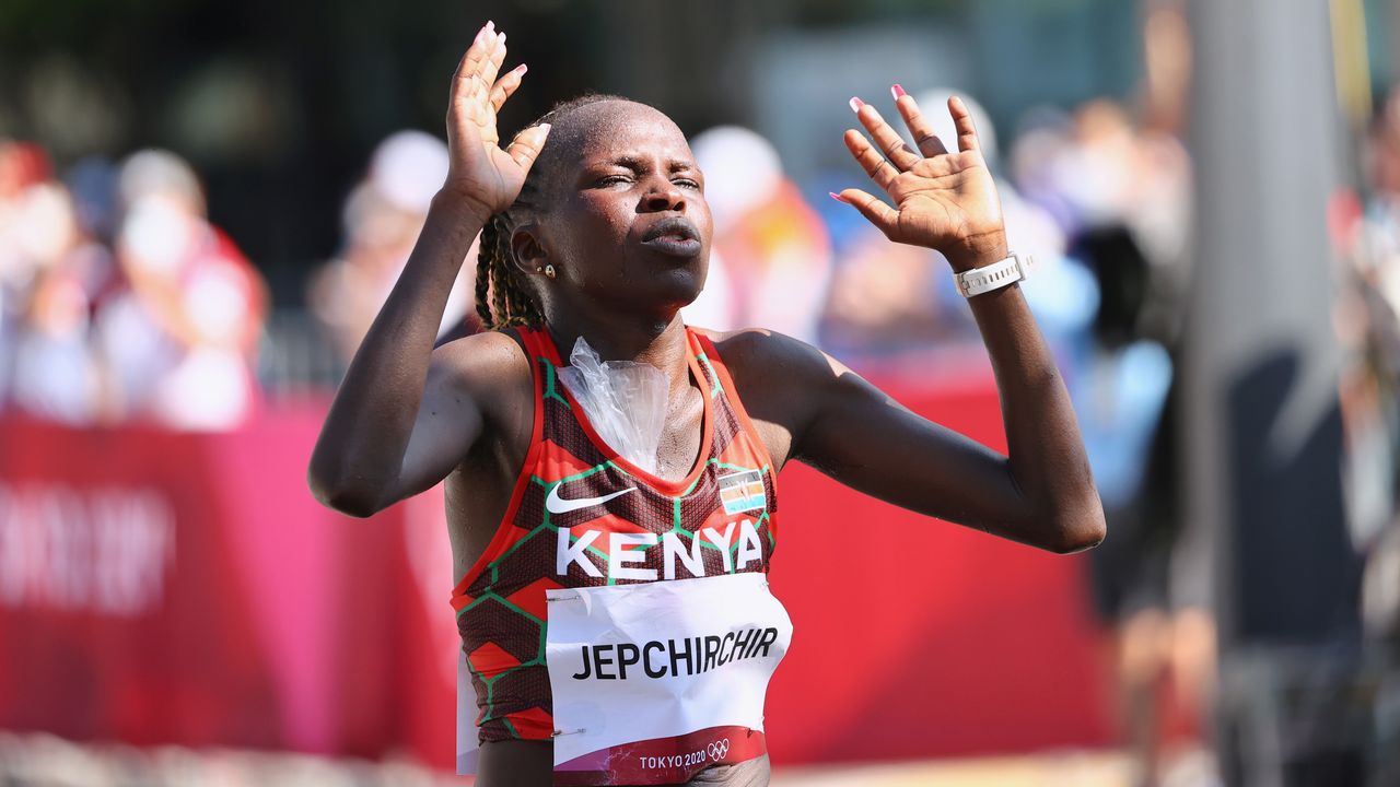 الكينية بيريس جيبتشيرتشير تحتفل بفوزها بالميدالية الذهبية بماراثون السيدات في ألعاب القوى بأولمبياد طوكيو في سابورو صباح يوم السبت. تصوير: إيفلاين ليم - رويترز.