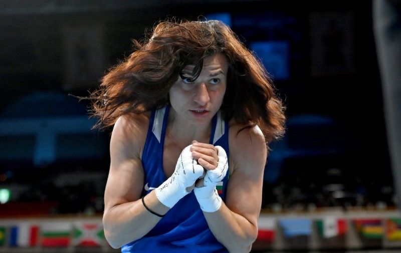 البلغارية ستويكا جيليازكوفا كراستيفا تحتفل بفوزها بذهبية وزن الذبابة في الملاكمة للسيدات بأولمبياد طوكيو يوم السبت. تصوير: لويس روبايو - رويترز.