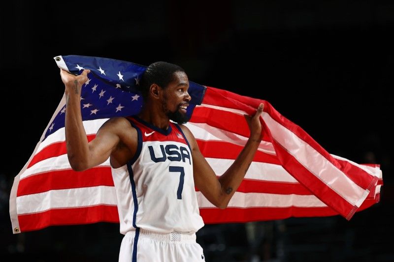 الأمريكي كيفن دورانت يحتفل بالفوز على فرنسا وحصد ذهبية منافسات كرة السلة للرجال بأولمبياد طوكيو يوم السبت. تصوير: سيرجيو بيريز - رويترز.