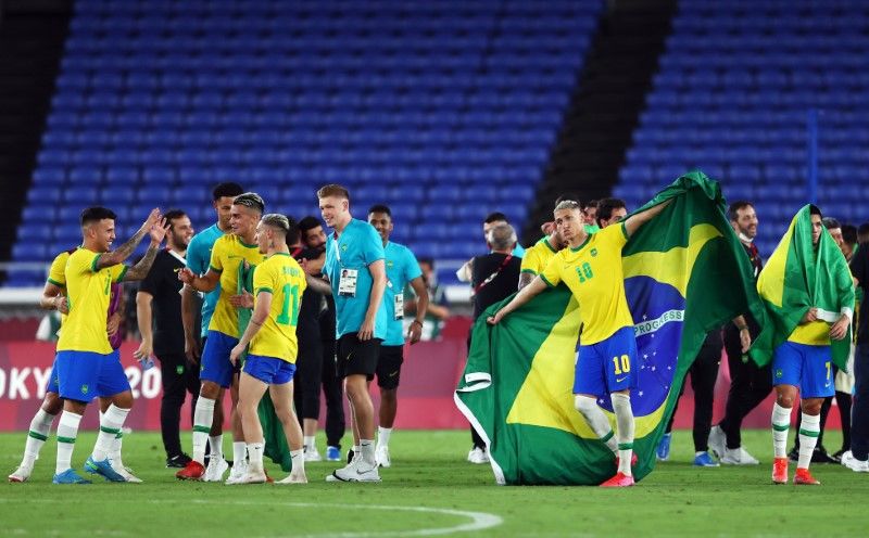 لاعبو منتخب البرازيل يحتفلون بنيل الميدالية الذهبية عقب الانتصار على إسبانيا في يوكوهاما باليابان يوم السبت. تصوير:عمرو عبد الله دلش-رويترز.