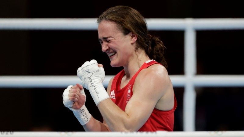الأيرلندية كيلي آن هارينجتون تحتفل بفوزها بذهبية وزن الخفيف في الملاكمة للسيدات بأولمبياد طوكيو في طوكيو يوم الأحد. تصوير: أوسلي مارسلينو - رويترز