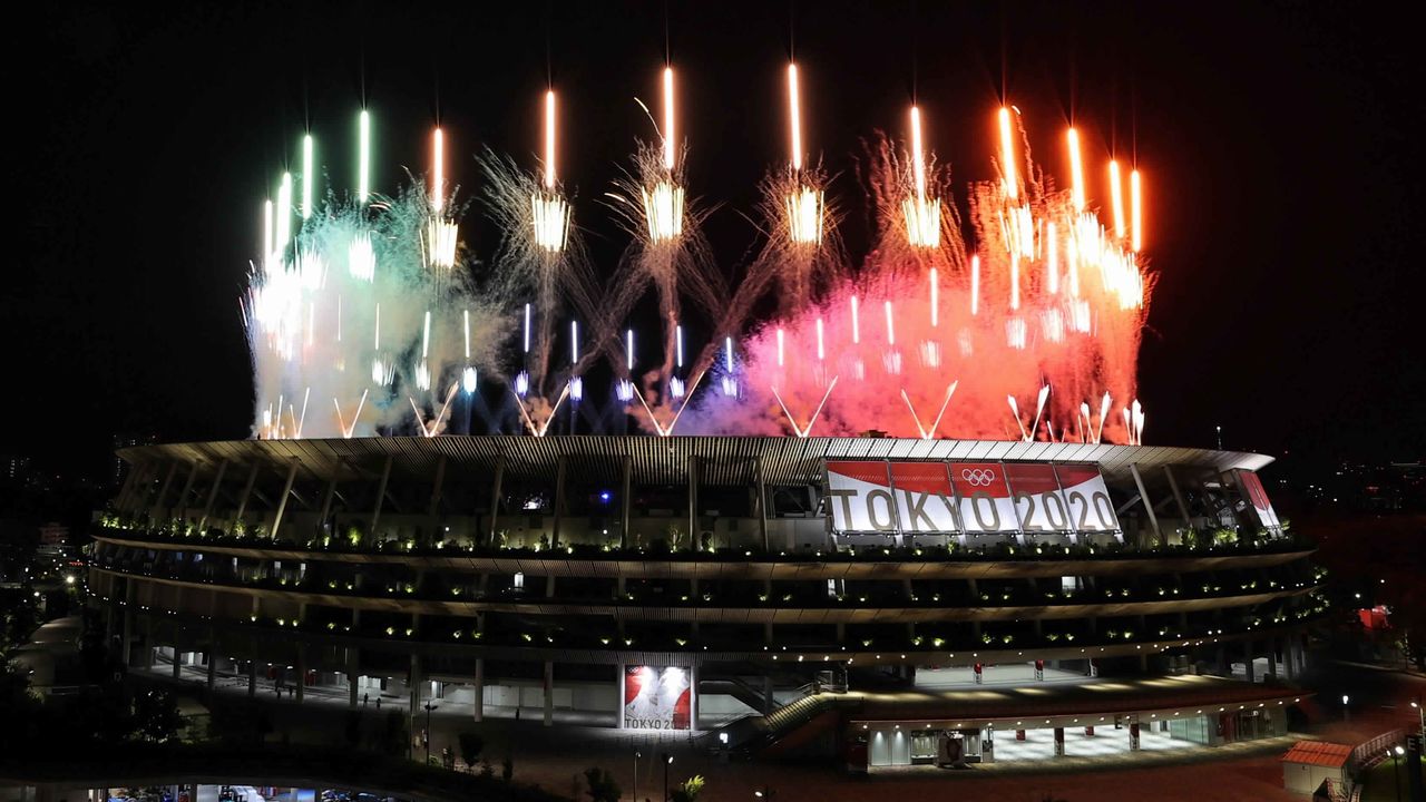 مشهد عام من خارج الاستاد للألعاب النارية تضيء السماء في حفل ختام دورة الألعاب الأولمبية في طوكيو يوم الأحد. تصوير: توماس بيتر-رويترز.