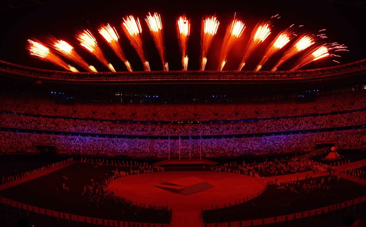 ألعاب نارية تضيء السماء في نهاية حفل ختام دورة الألعاب الأولمبية في طوكيو يوم الأحد. تصوير: خورخي سيلفا-رويترز.