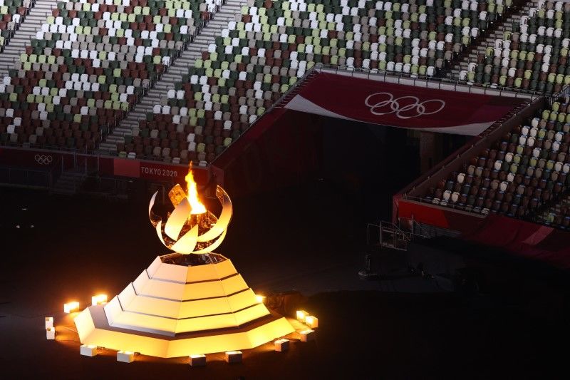 صورة للشعلة الأولمبية في ختام أولمبياد طوكيو الصيفي في العاصمة اليابانية يوم الأحد. تصوير: فابريزيو بنش - رويترز.