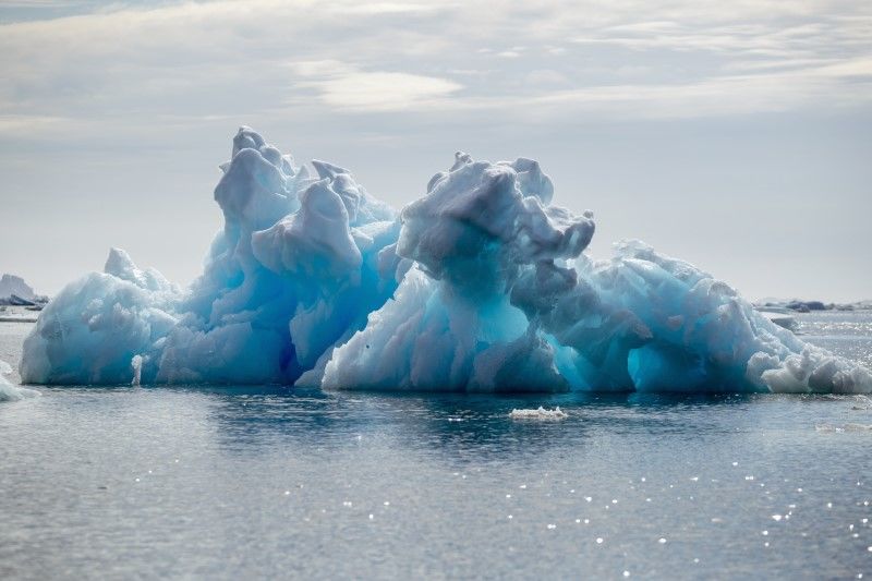 جبل جليدي يطفو فوق الماء قرب مضيق في جرينلاند - صورة من أرشيف رويترز