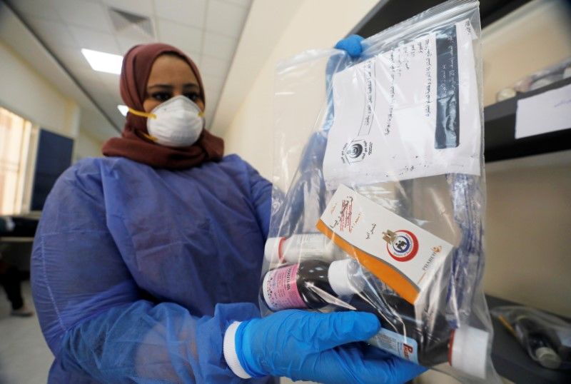 ممرضة تعرض أدوية مجانية تقدمها الحكومة المصرية لأفراد خالطوا مصابين بفيروس كورونا - صورة من أرشيف رويترز