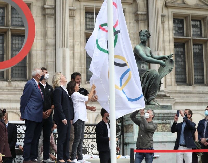أبطال فرنسا في أولمبياد طوكيو يصلون بالعلم الأولمبي إلى باريس يوم الاثنين. تصوير.