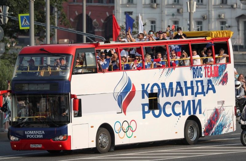 رياضيو اللجنة الأولمبية الروسية خلال حفل استقبالهم في موسكو يوم الاثنين - رويترز