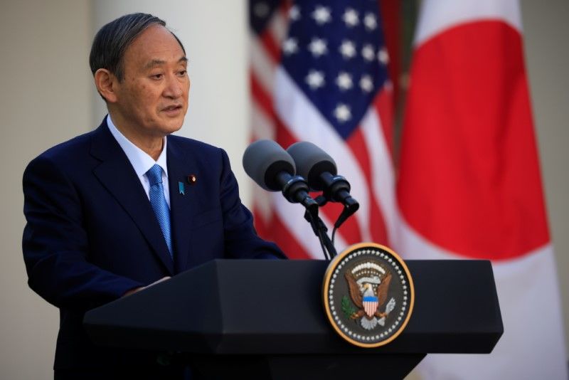 رئيس الوزراء الياباني سوغا يوشيهيدي يلقي كلمة في مؤتمر صحفي مشترك مع الرئيس الأمريكي جو بايدن في حديقة الورود بالبيت الأبيض في واشنطن، الولايات المتحدة، 16 أبريل/ نيسان، 2021. رويترز / توم برينر.