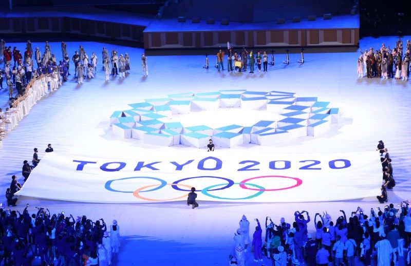 شعار أولمبياد طوكيو 2020 خلال حفل الافتتاح يوم 23 يوليو تموز 2021. صورة لرويترز.