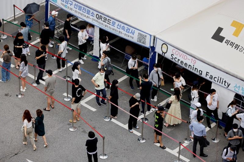 أناس يصطفون في طابور انتظارا لإجراء اختبار لإصابتهم بفيروس كورونا في مركز للصحة العامة في سول عاصمة كوريا الجنوبية. تصوير: هيو ران - رويترز.