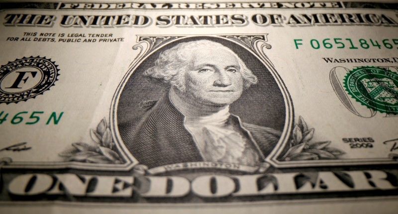 دولار أمريكي في صورة توضيحية من أرشيف رويترز.