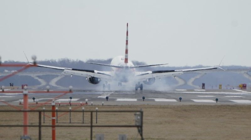طائرة أمريكية تهبط في مطار ريجان بالعاصمة واشنطن. رويترز
