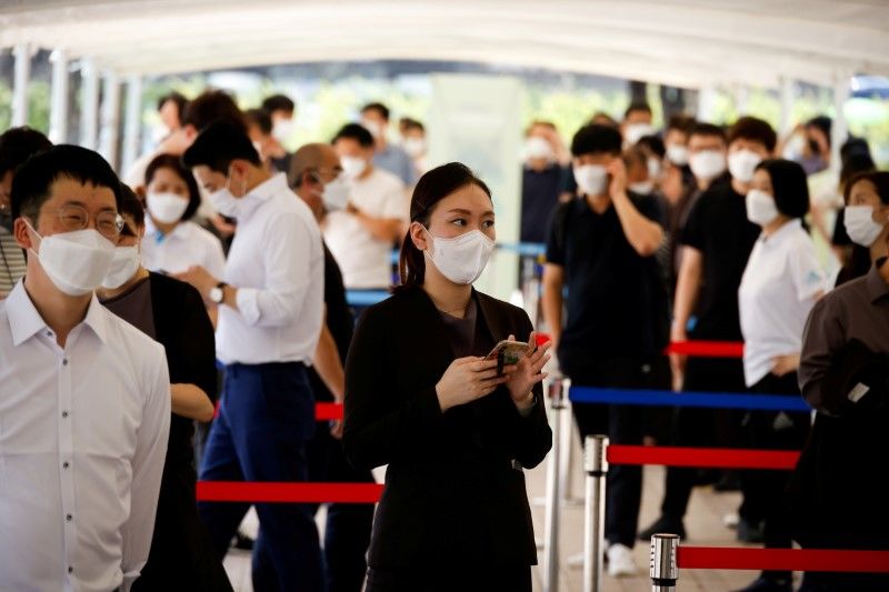 أشخاص يصطفون انتظارا للخضوع لفحص للكشف عن فيروس كورونا في سول بكوريا الجنوبية يوم 15 يوليو تموز 2021. تصوير:رويترز.