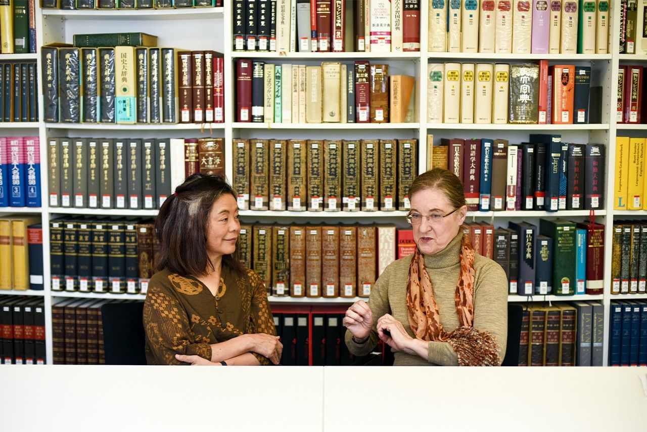 السيدة تاوادا والسيدة كيرشنيرايت أثناء الحوار في مركز الدراسات اليابانية في جامعة برلين الحرة.