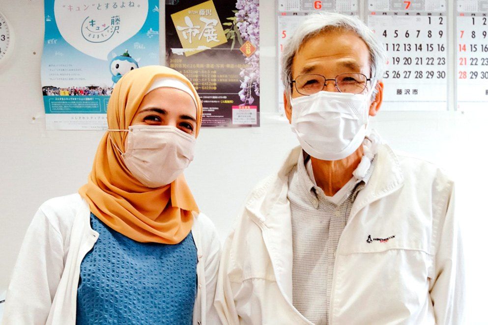 توكيتومو الأستاذ المتطوع الذي ساعد ميرنا على استكمال دراسة اللغة اليابانية (© ميرنا)