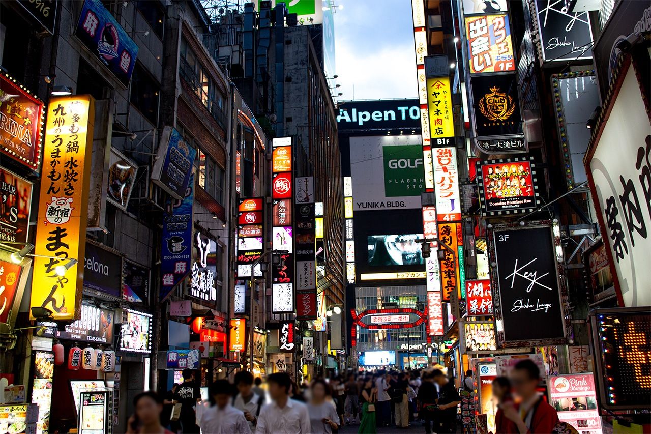 شارع إيشيبانغاي في كابوكيتشو، يونيو/حزيران عام 2025. (© Nippon.com)