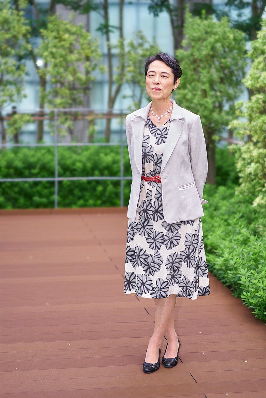  ناكاتاني يوشي تقف على شرفة سطح مبنى مؤسسة ساساكاوا للسلام في طوكيو في سبتمبر/ أيلول 2020.