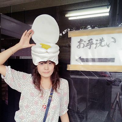 السيدة ماريتومو والعلامة المميزة لها، قبعة على شكل مقعدة مرحاض.