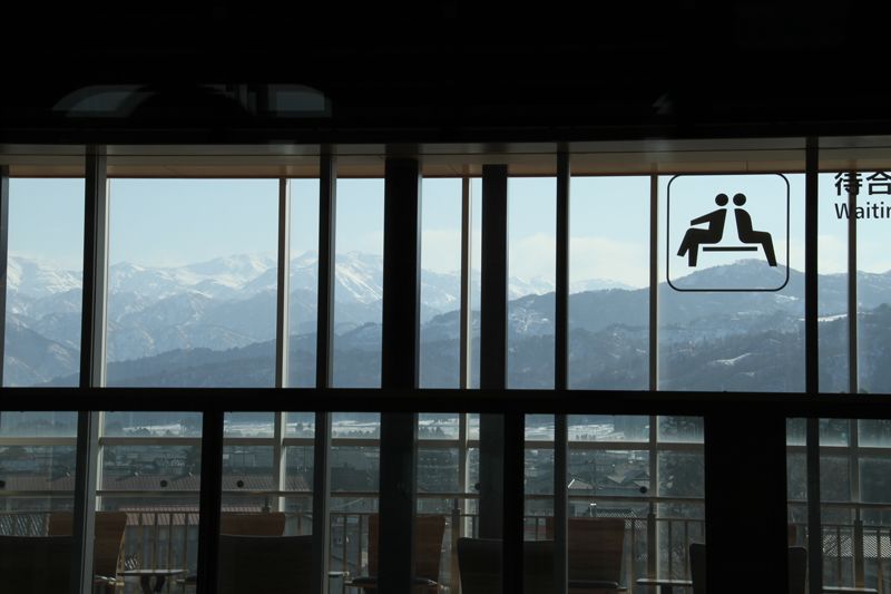 在黑部宇奈月温泉站的候车室，远眺北阿尔卑斯山岳