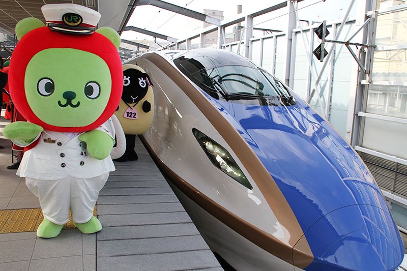 长野站站台上，长野县的旅游推广吉祥物“散步熊”正在欢迎试乘列车的到来