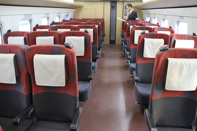 普通车厢的座席为朱红色格子纹样
