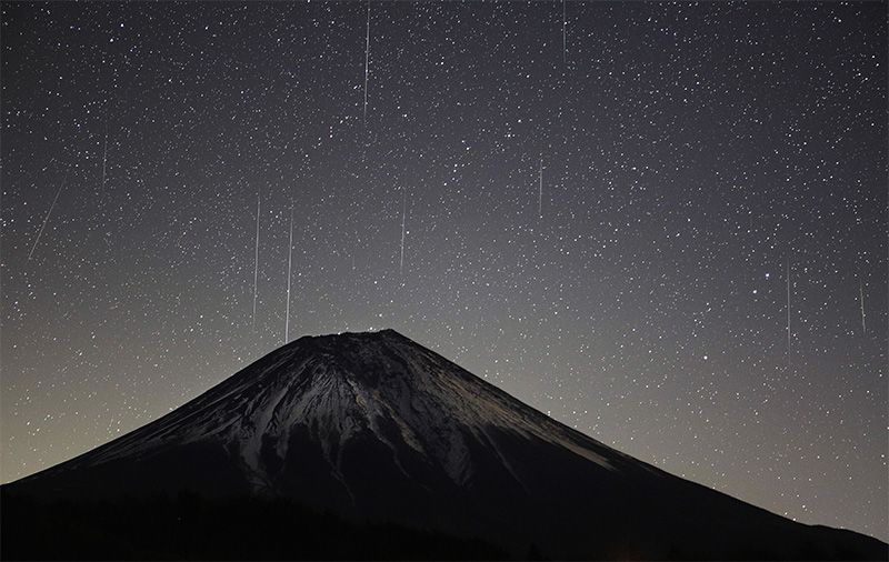 掠过富士山上空的流星雨 Japan In Photos Nippon Com