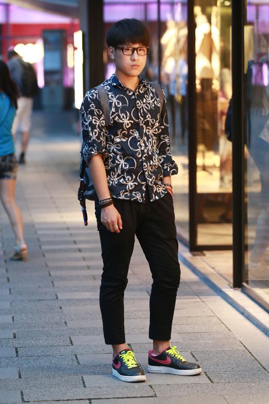 这个二十来岁的男青年，喜欢韩式服饰搭配