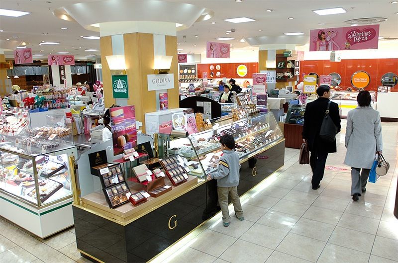 著名糖果食品店也在百货公司地下卖场开设食品销售专柜（东京都中央区银座松坂屋）（时事社）