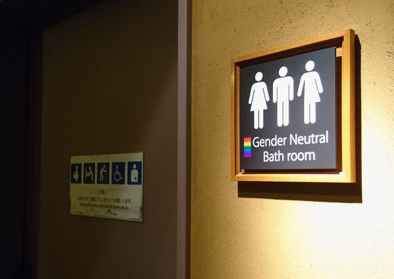京都格兰比亚大酒店的厕所标识中有“Gender Neutral Bath room”字样（图片：时事通信Photo）