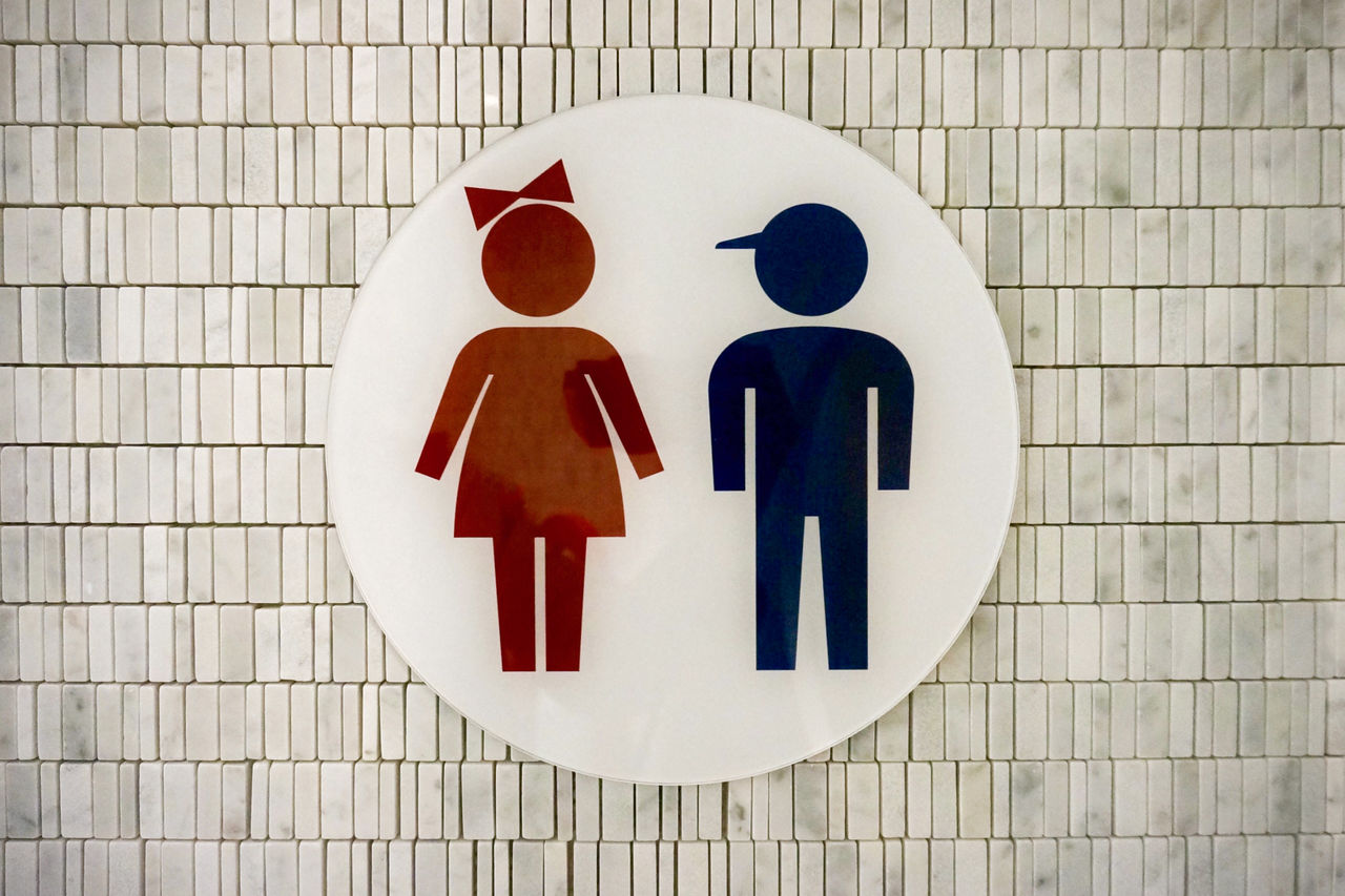 成田国际机场的儿童厕所标识。小小创意乐趣多多，难能可贵