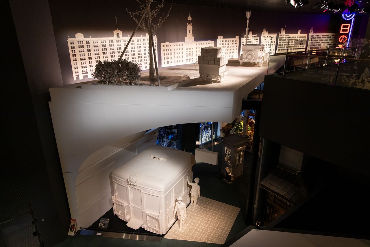 从八楼俯视七楼“大大阪时代”的展品。中间是日本第一条公营地铁的模型，与实物尺寸一致。八层设有专题展和考古学体验角