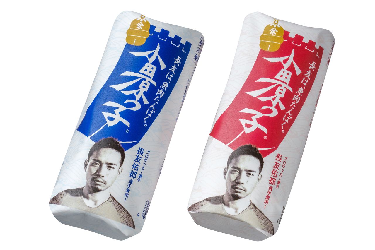 超市上架的供日常食用的“小田原子”包装上也印有长友选手照片（图片：铃广蒲鉾）