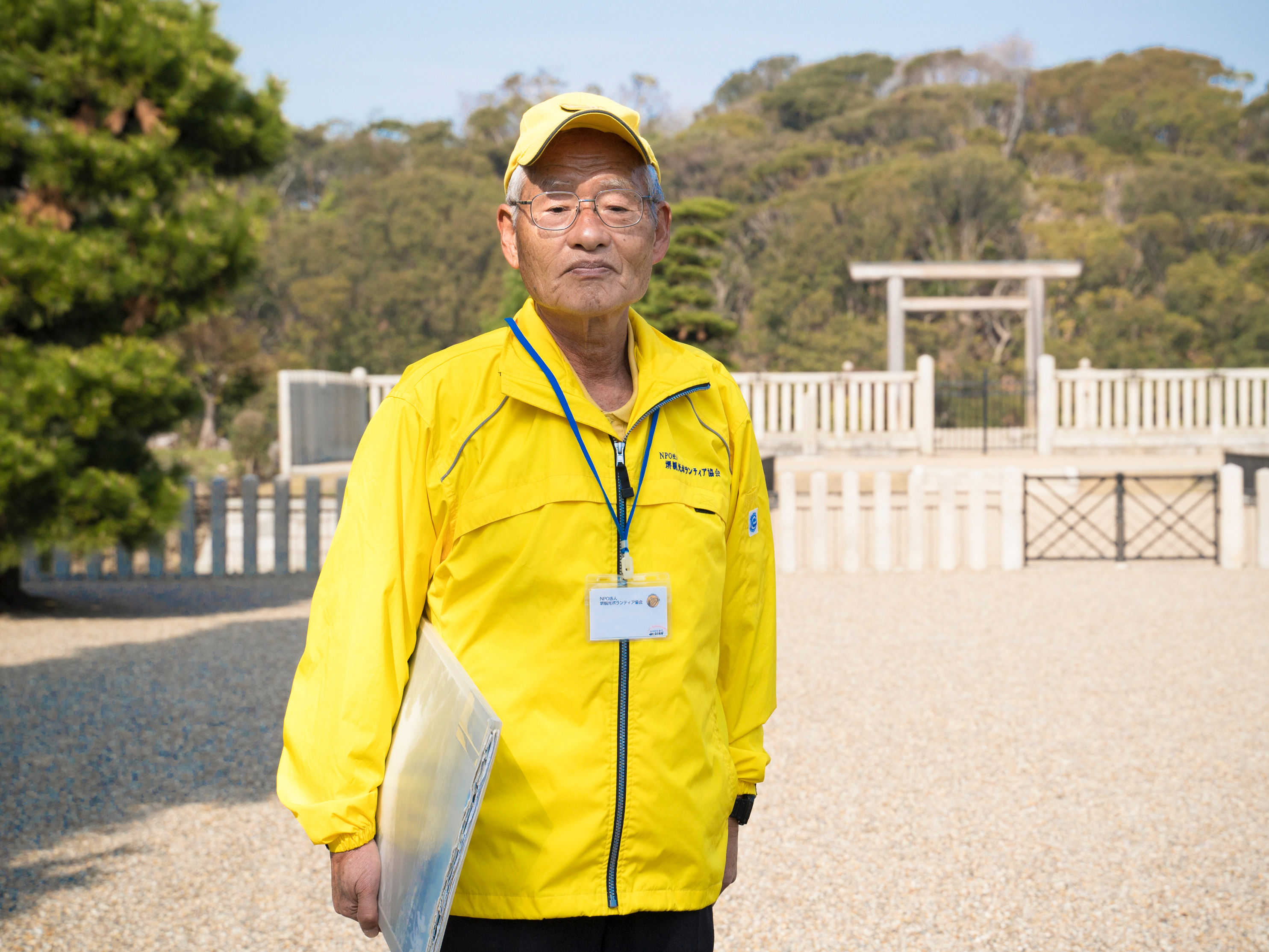 义务导游都是平均年龄超过70岁的本地人。标志是小黄帽和防风夹克