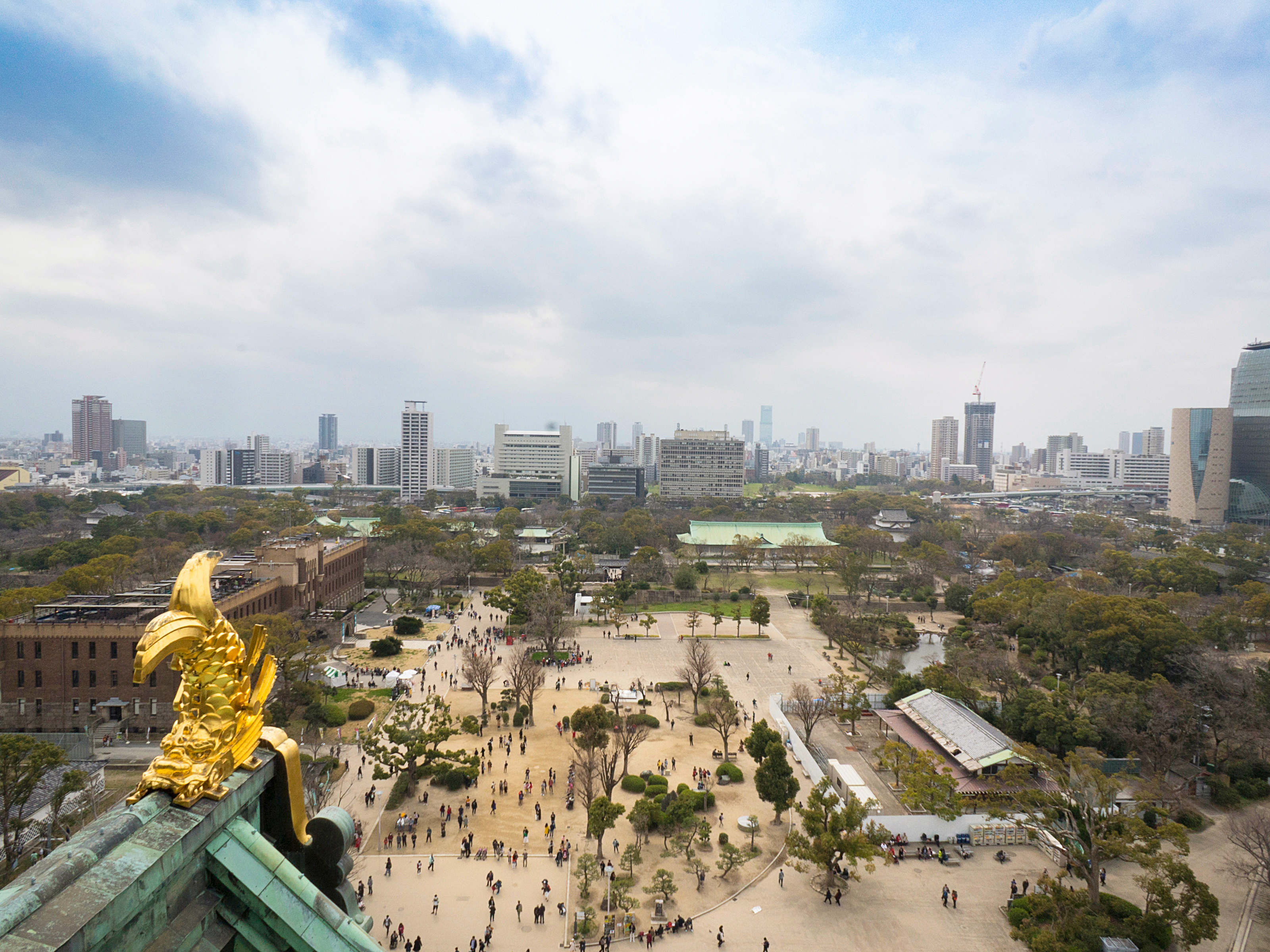 从观景台可以拍到以金鯱为前景的大阪城市风光照