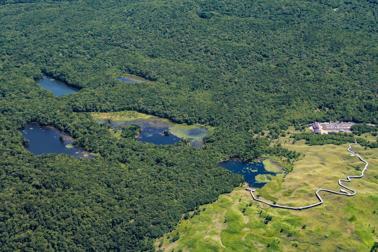 从空中俯瞰知床五湖，右侧是从收费停车场延伸出来的高架木道　照片提供：知床斜里町观光协会