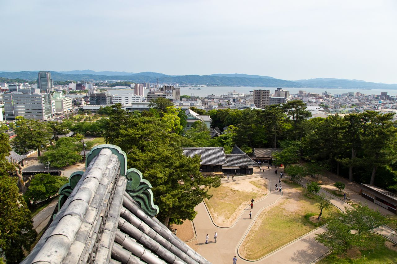 松江城顶层是360度全景瞭望楼。右侧可见宍道湖，远方群山连绵