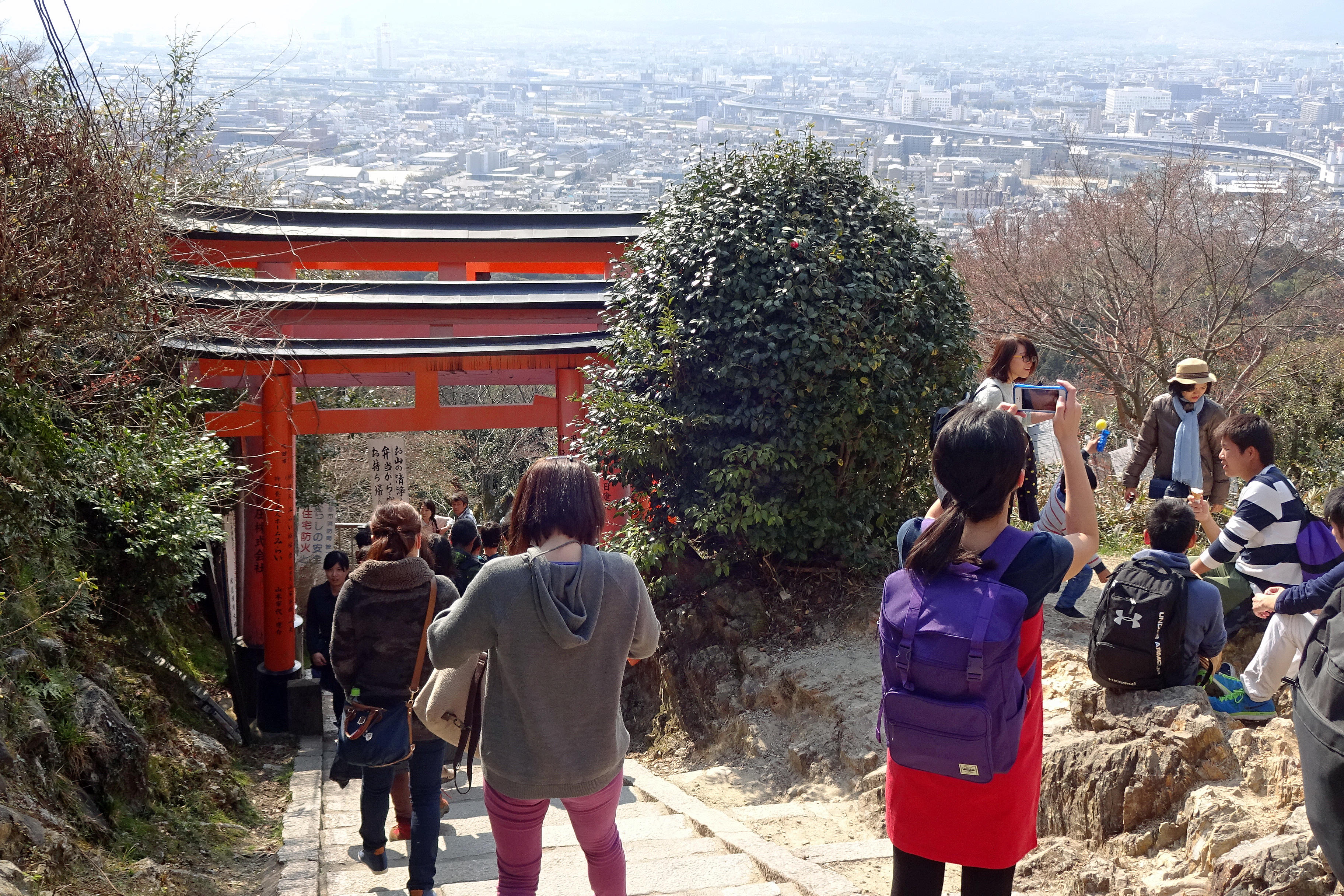 在伏见稻荷大社的参拜道路上放眼望去，京都市内的风景一览无余（笔者摄影）