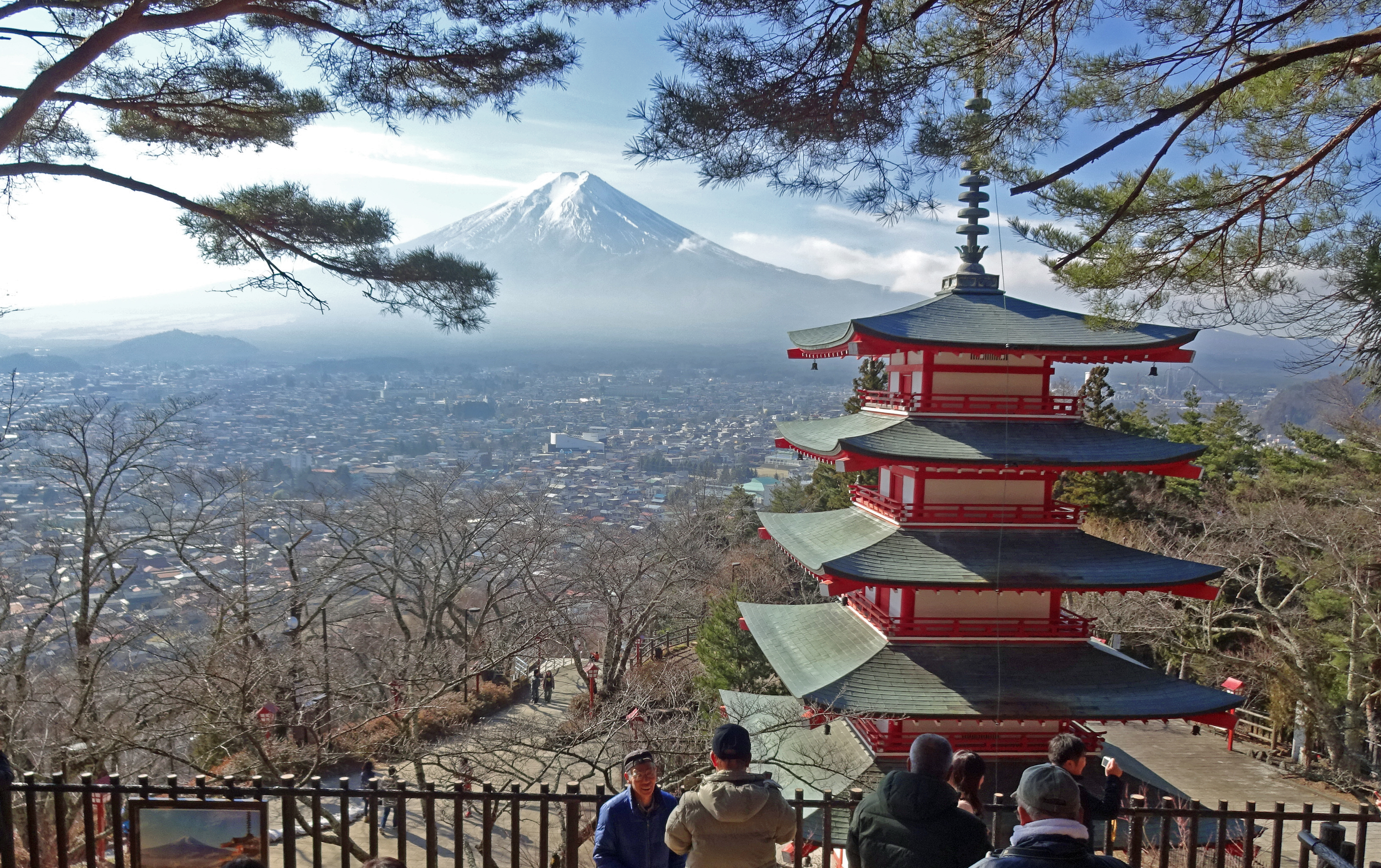 以富士山和五重塔为背景拍摄纪念照的外国游客（笔者摄影）