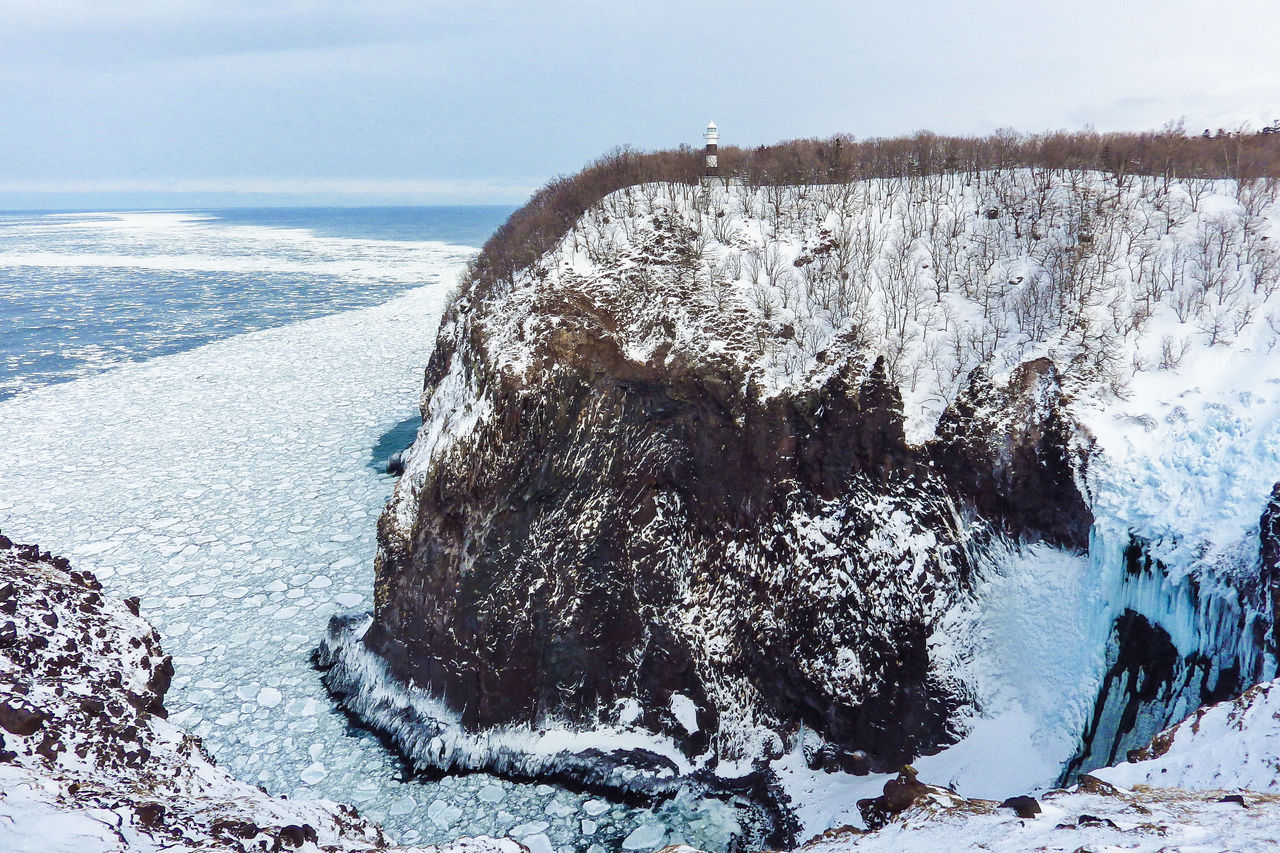 Furepe瀑布与岸边的浮冰连为一体　照片提供：知床斜里町观光协会
