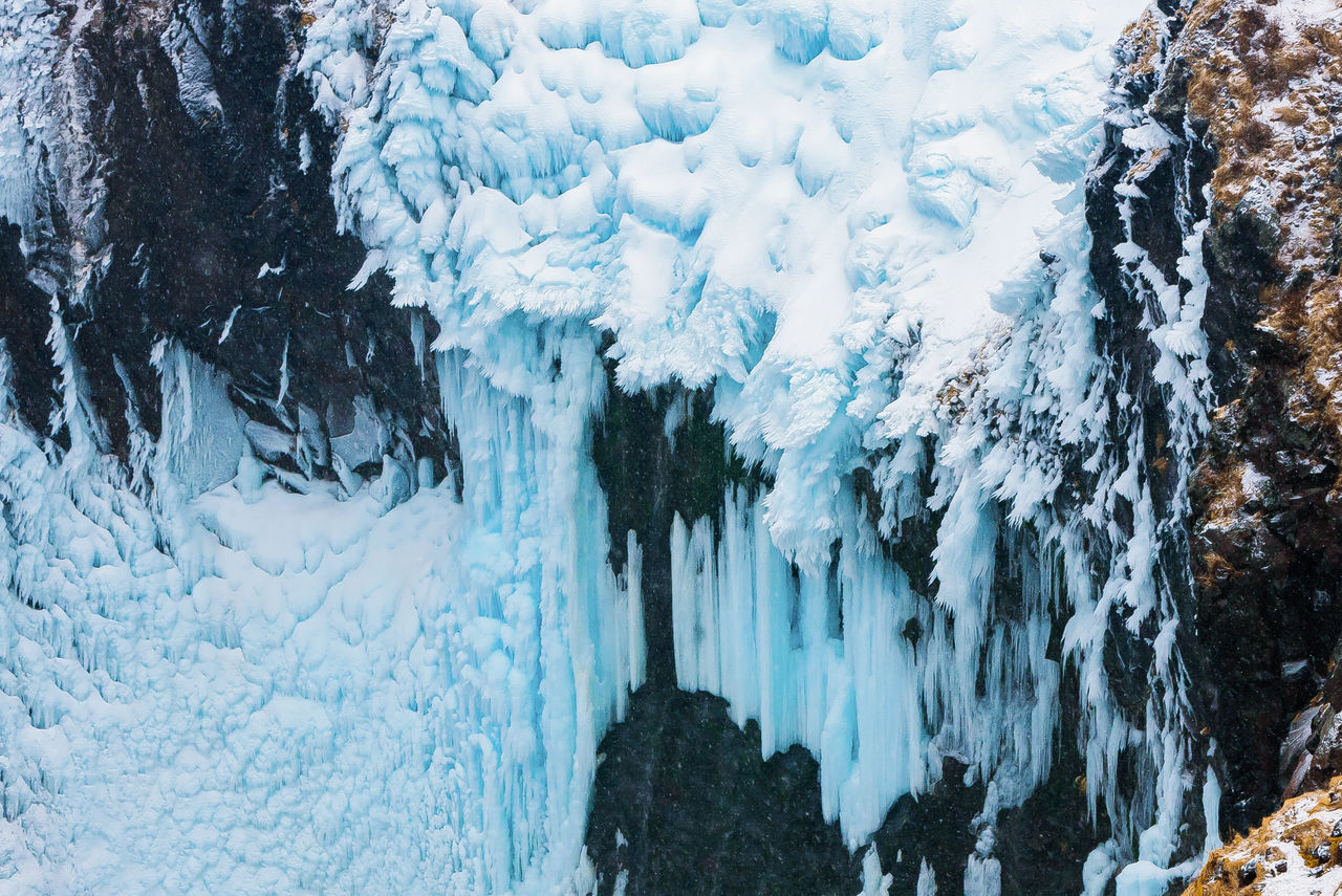 冻结的瀑布堪称冬季的绝佳风景