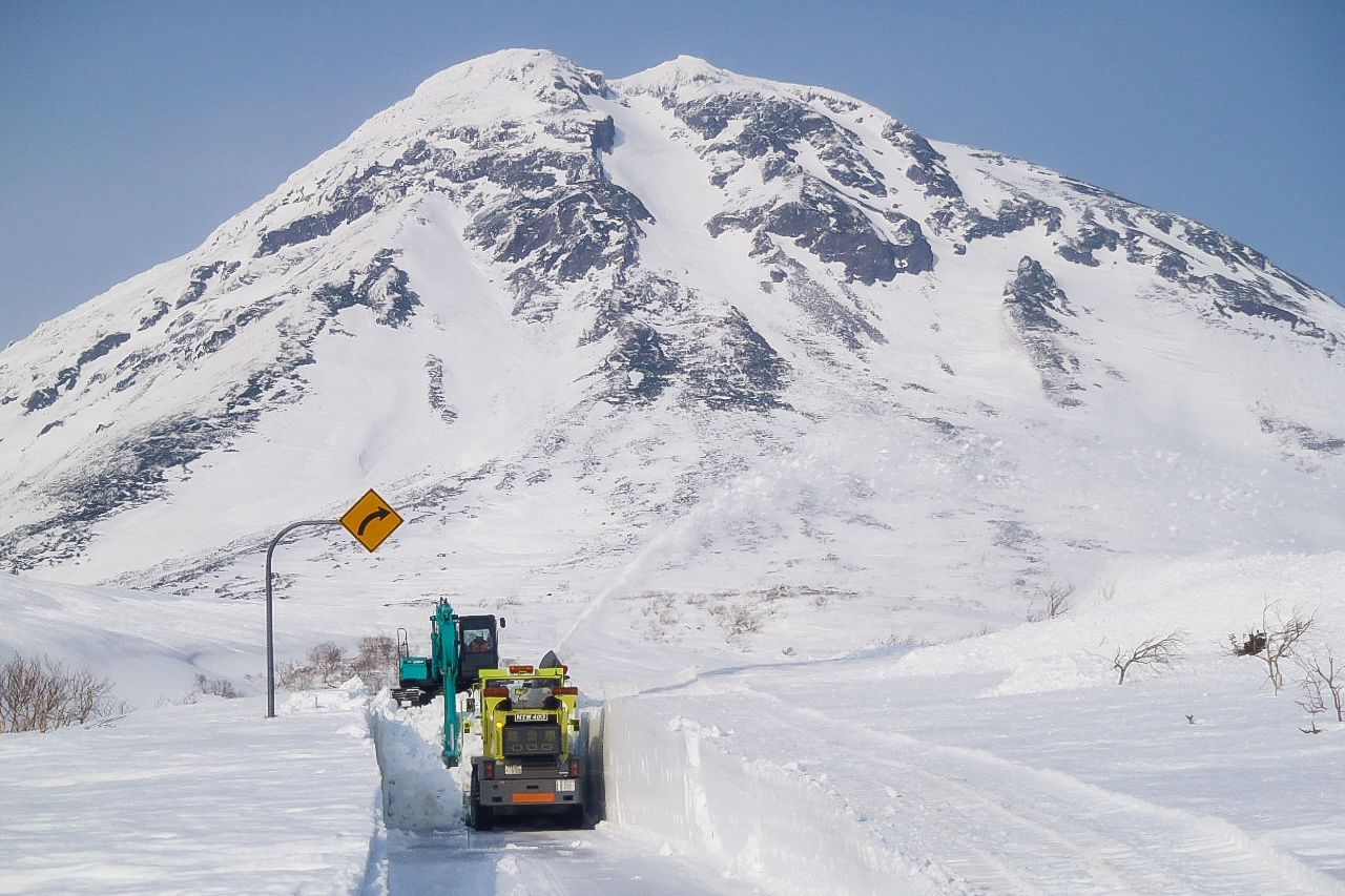 知床岭除雪作业的场景　照片提供：知床斜里町观光协会