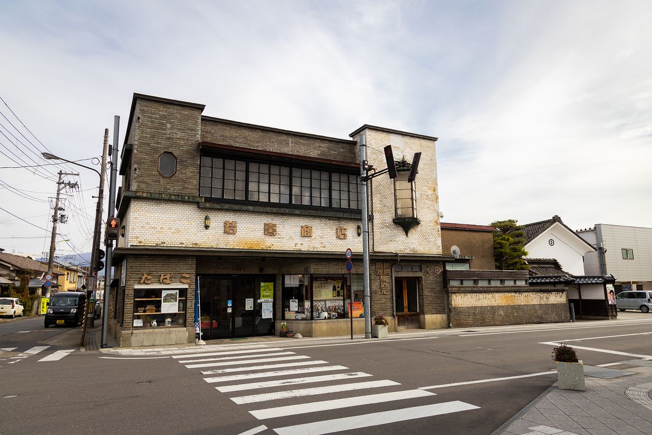 复古小巷商店街上的若喜商店，对外开放砖石结构仓库和仓库大堂，是酱油和味噌的名店
